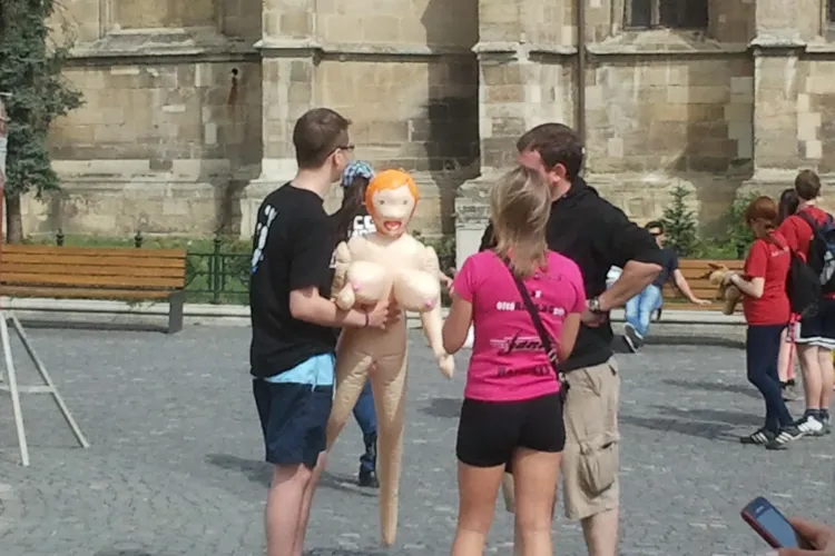 Studenții maghiari au dus o păpușă gonflabilă în Piața Unirii - FOTO