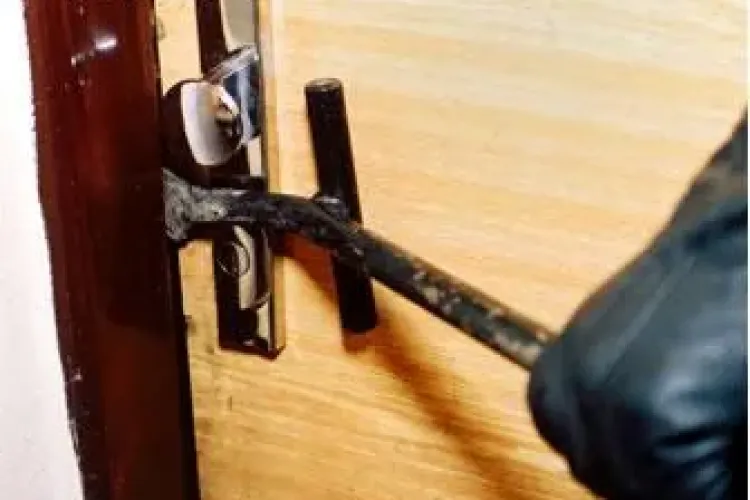 Spargere la un magazin din Dej. Hoții au furat țigări în valoare de 7.000 lei