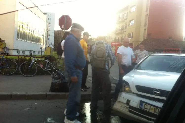 Accident pe Teodor Mihali! O mașină de școală a fost implicată - FOTO