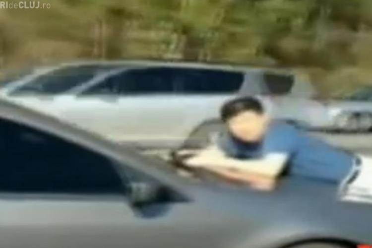 O șoferiță a lovit un bărbat cu mașina și l-a dus pe capotă câțiva kilometri - VIDEO