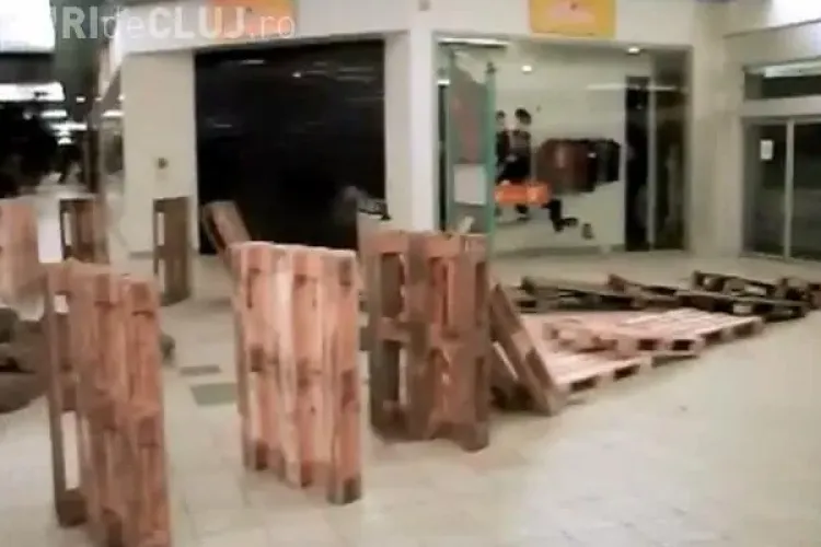 CLIPUL ZILEI: Cum se distrează angajații unui supermarket în tura de noapte VIDEO