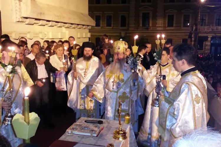 Mii de clujeni la Slujba de Înviere în Piaţa Avram Iancu. Uioreanu a plătit vinul din care s-au făcut Paştile - FOTO