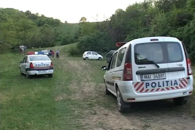 Doi clujeni stăteau la picnic, când un Jeep s-a urcat peste ei! Maşina era fără şofer - VIDEO