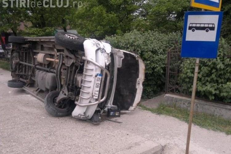 Microbuz răsturnat în drum spre Dej, la Ciceu Mihaiesti - VIDEO