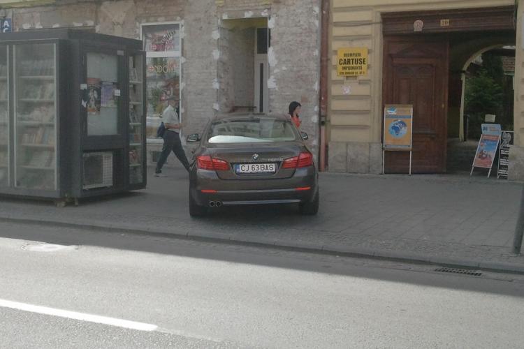 A urcat cu BMW -ul pe trotuar, pe Bulevardul Eroilor - FOTO