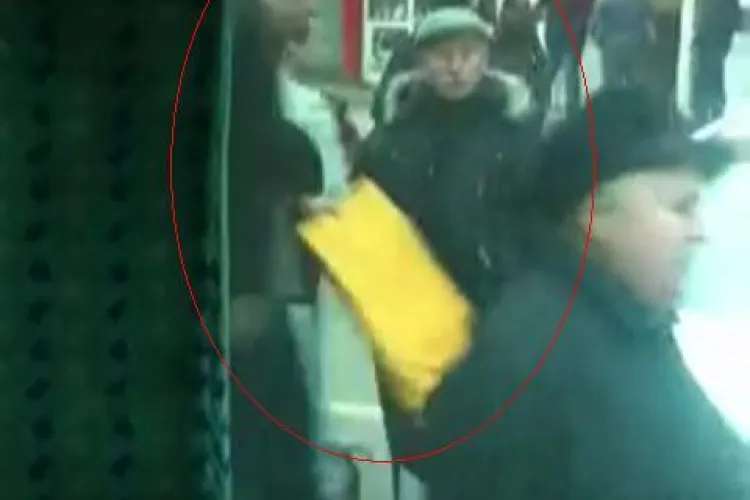 Au coborât din autobuzul 30 cu tot cu buretele de pe scaun. Cei de la RATUC cred că sunt suporteri - VIDEO 