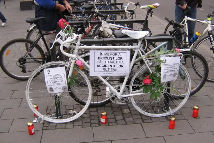Monument inedit în memoria bicicliștilor uciși în accidentele rutiere, dezvelit în Piața Unirii