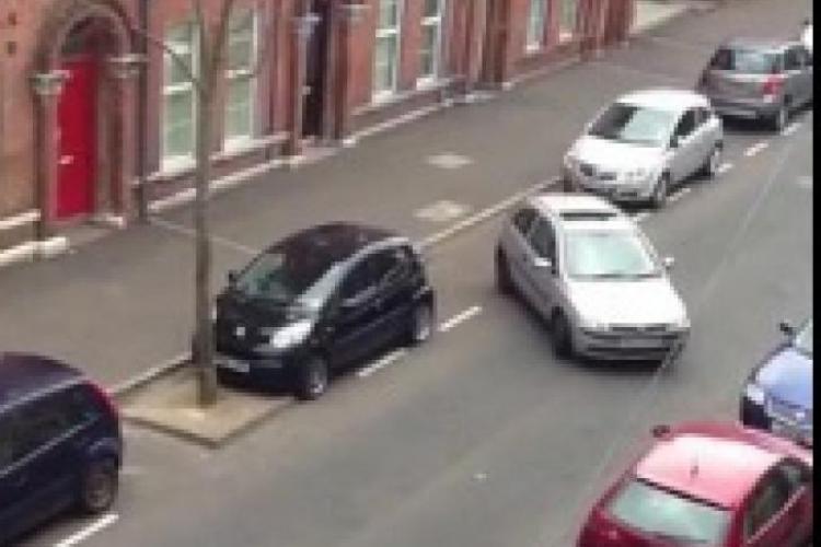 O femeie s-a chinuit 30 de minute să parcheze lateral - VIDEO
