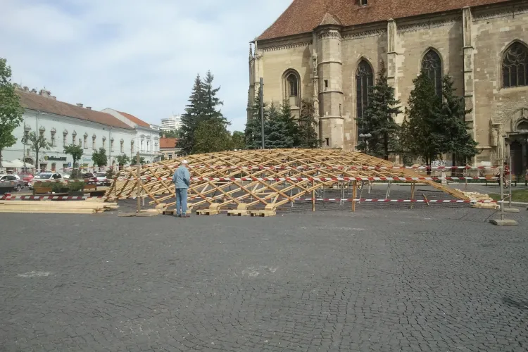 Pavilionul uriaș din Piața Unirii este ridicat pe jumătate. Va costa 15.000 de euro - FOTO