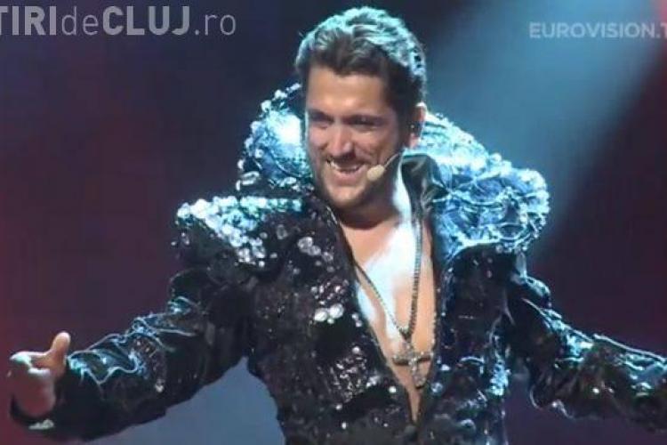 Cezar Ouatu într-o rochie cu decolteu pe scena Eurovision VIDEO