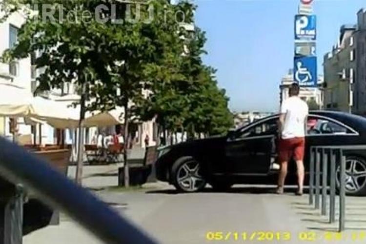 Cocalar cu Mercedes parcat pe pista de biciclete de pe Eroilor, pentru a fi aproape de o terasă - VIDEO