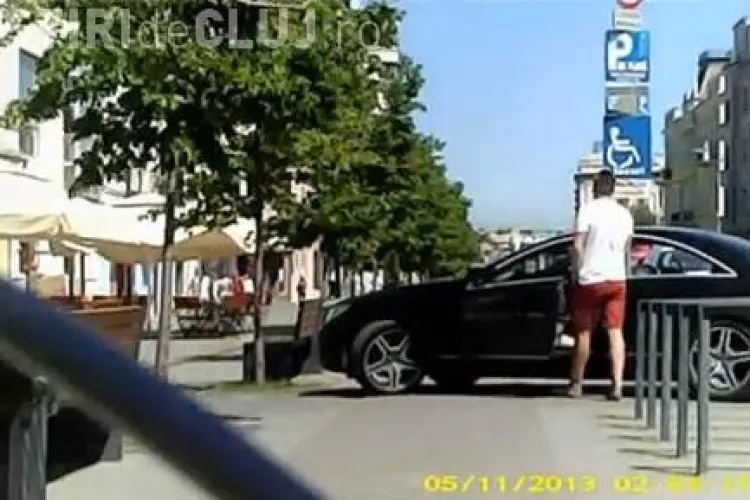 Cocalar cu Mercedes parcat pe pista de biciclete de pe Eroilor, pentru a fi aproape de o terasă - VIDEO
