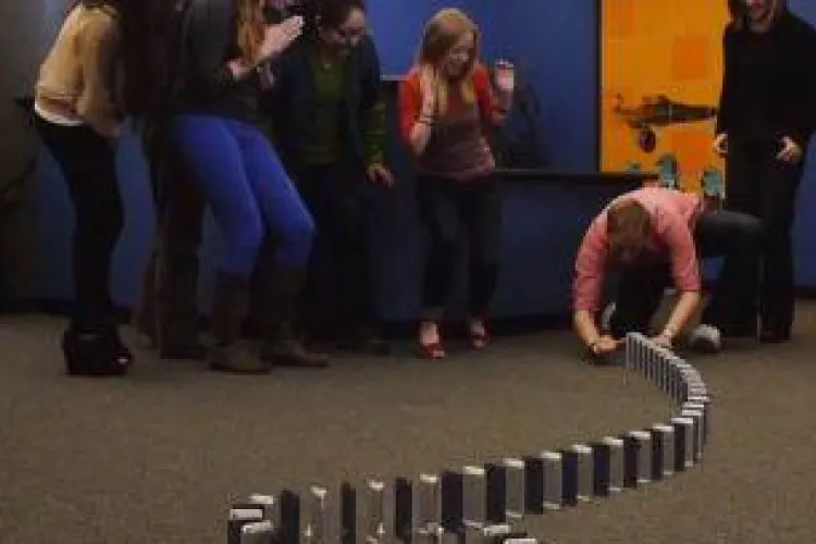 CLIPUL ZILEI: Cum se distrează americanii cu 10.000 de iPhone 5 VIDEO