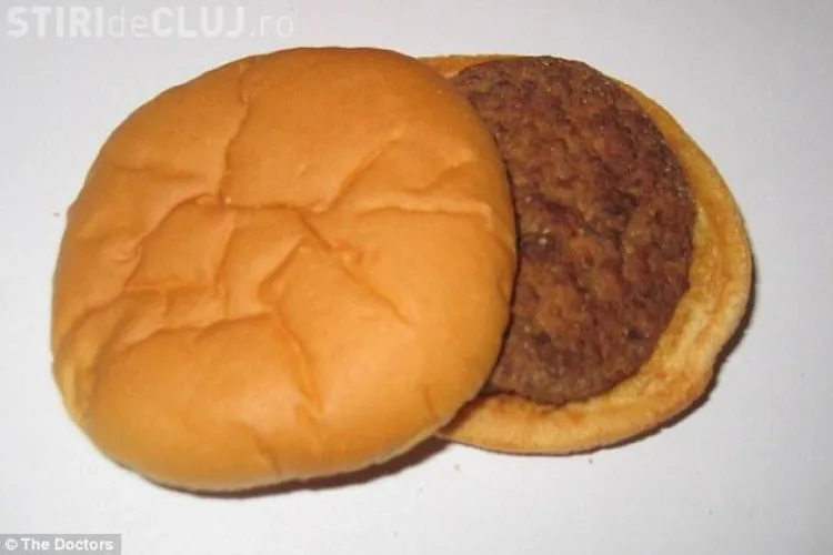 Cum arată un hamburger ținut 14 ani la temperatura camerei VIDEO