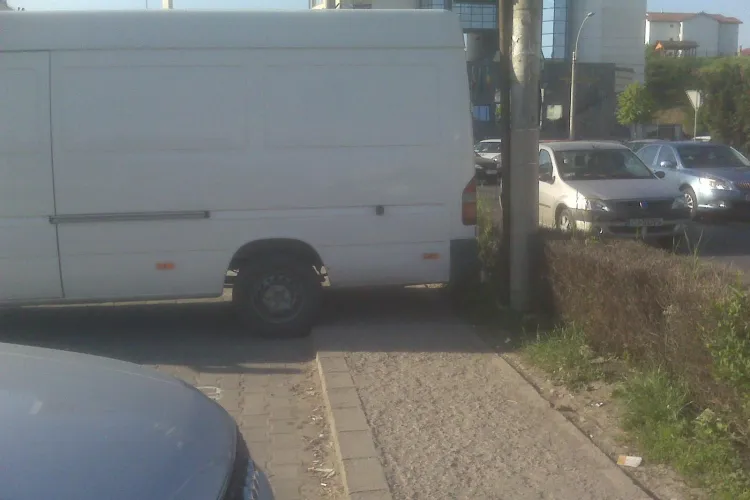 Parcare de zile mari în Mărăști! A luat și trotuarul - FOTO