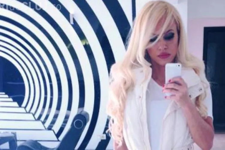 Anda Adam e în vogă pe Facebook! A postat o imagine INCENDIARĂ