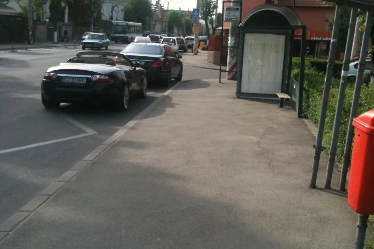 Şmecheri parcaţi în staţia de autobuz, lângă Il Caffe, pe strada Constantin Brâncuşi - FOTO