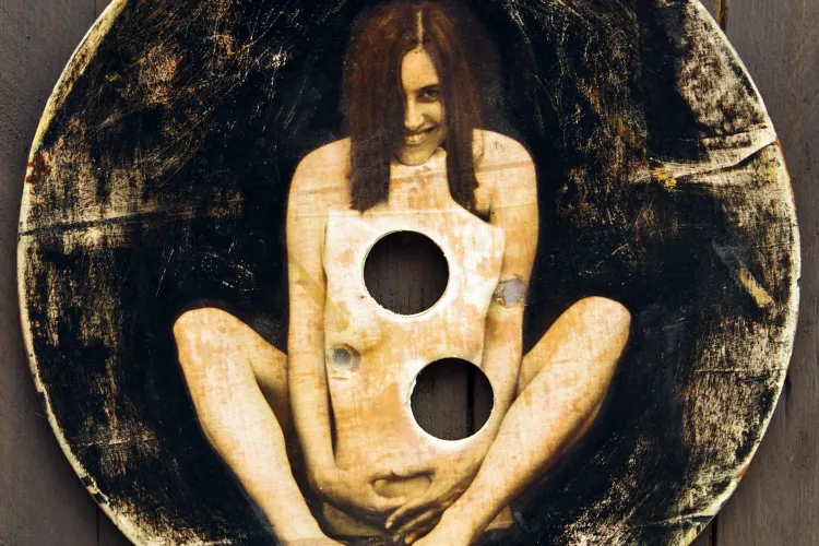 Fotografii nud pe lemn reciclat expuse la Photo Romania Festival