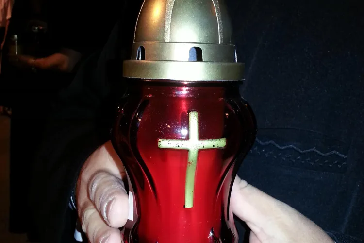 Lumina Sfântă de la Ierusalim a ajuns la Cluj-Napoca cu un avion particular - FOTO