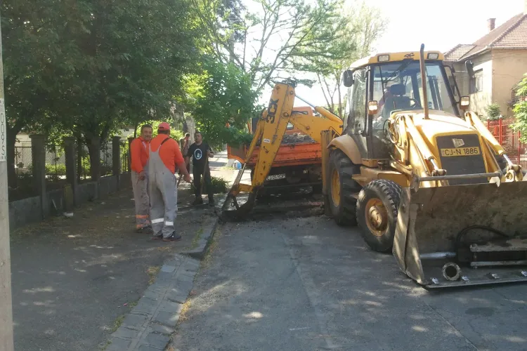 Dorel de la E-ON Gaz a spart o teavă de apă de pe strada Andrei Mureșanu - VIDEO