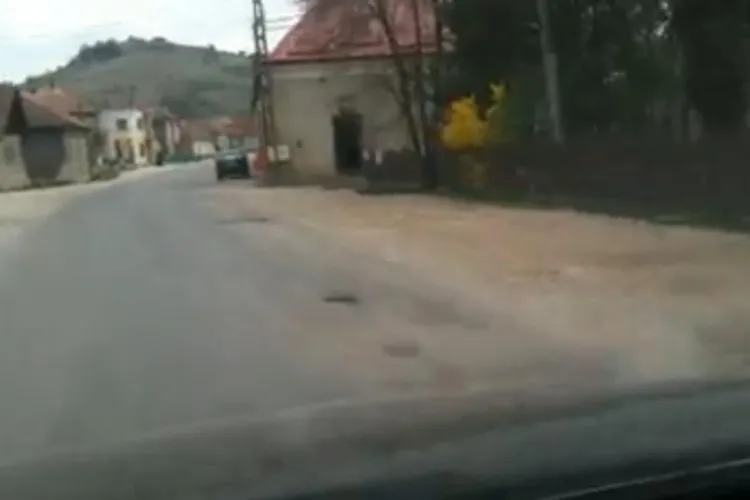 Cratere şi în Vlaha. Drumul este de interes turistic naţional şi a fost preluat de CNADNR. Ar putea vedea ASFALT NOU - VIDEO