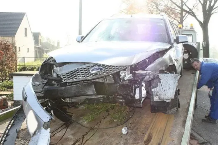 Un şofer a vrut să testeze airbag-urile și a intrat cu mașina VOLUNTAR într-un copac