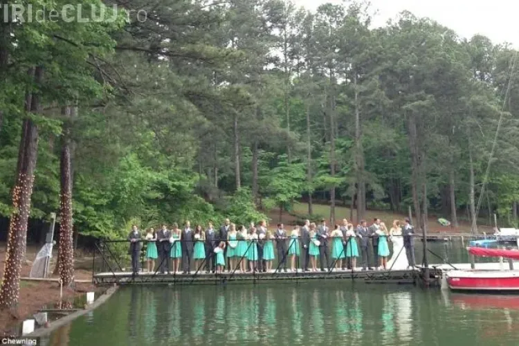 Nuntă distrusă! Au vrut să facă o poză de neuitat, dar au căzut în apă - VIDEO