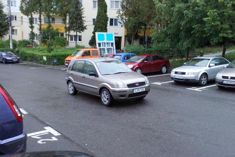 Parcare de toată JENA în Mănăștur, pe strada Parâng - FOTO