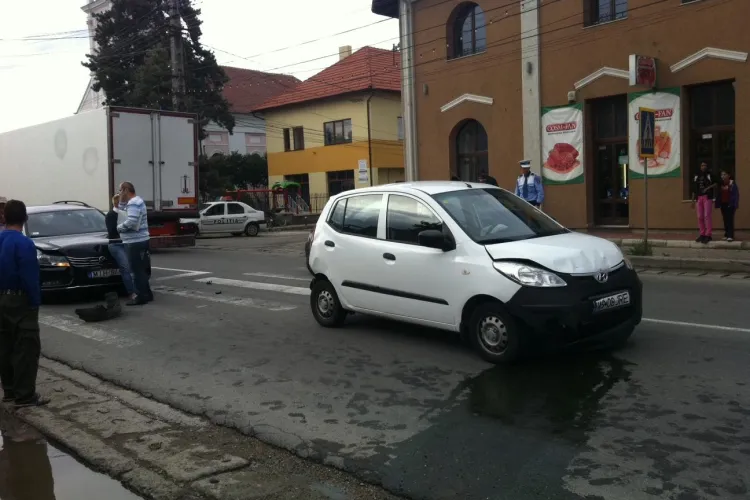 Accident în lanț în Gilău! Trei mașini s-au ciocnit, iar două persoane sunt rănite - VIDEO