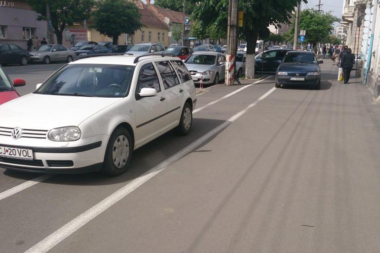 În Cluj e greu și cu mașina și cu bicicleta. Trotuarul de pe Dorobanților pe parcare de mașini - FOTO