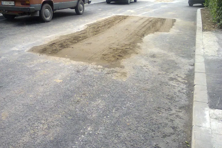 Au asfaltat pe Calea Florești intersecție cu Brateș, dar și-au amintit numai după că trebuie schimbate și țevile - FOTO
