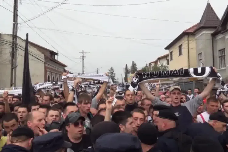 Suporterii U Cluj controlați la sânge. Nu au putut intra la timp la meciul cu CFR Cluj - VIDEO