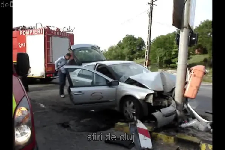 Imagini de la accidentul din Feleacu! Un șofer a adormit la volan și s-a înfipt într-un stâlp - VIDEO