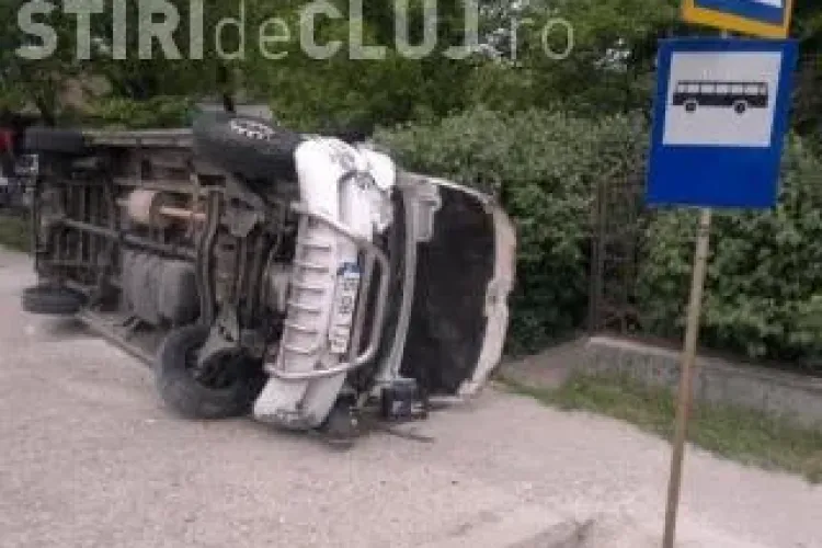Microbuz răsturnat la ieșire din Huedin. A făcut o depășire pe partea dreaptă
