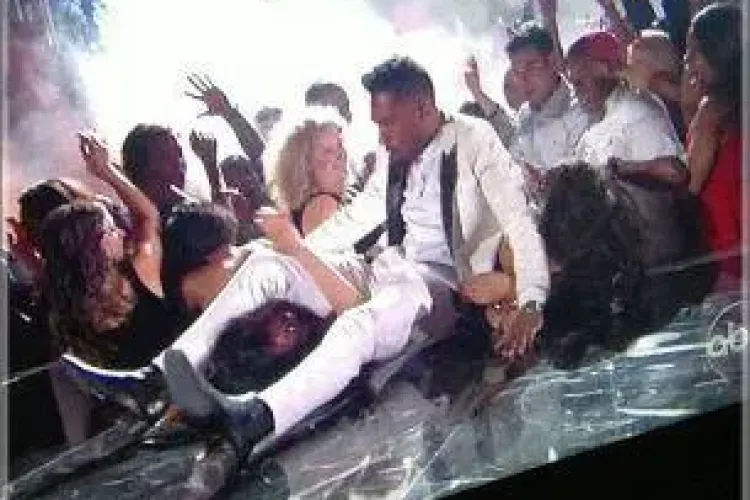 Un artist a sărit cu picioarele pe gâtul unei fane. Vezi ce s-a întâmplat dupa VIDEO