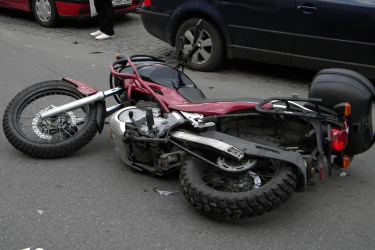 Accident pe Eroilor! Motociclist spulberat de o șoferiță neatentă - FOTO