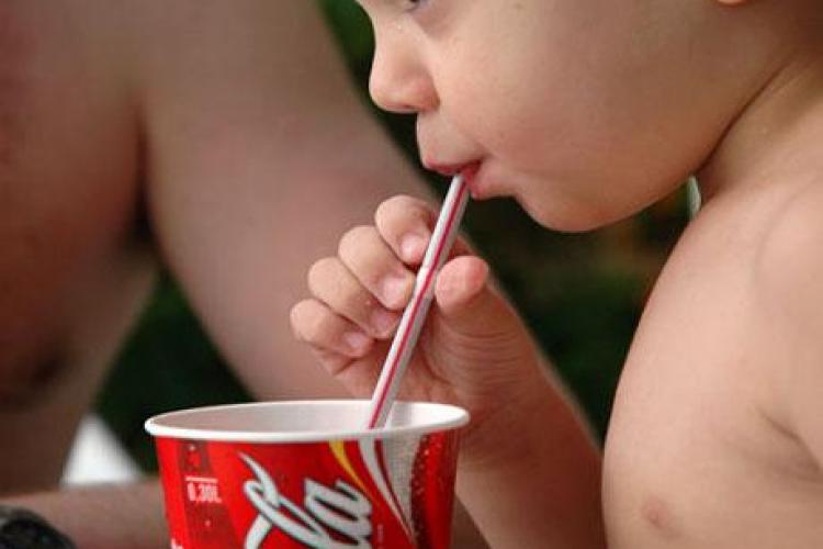 Medic nutriționist: Nu interziceţi copiilor de tot Coca-Cola şi fast-food