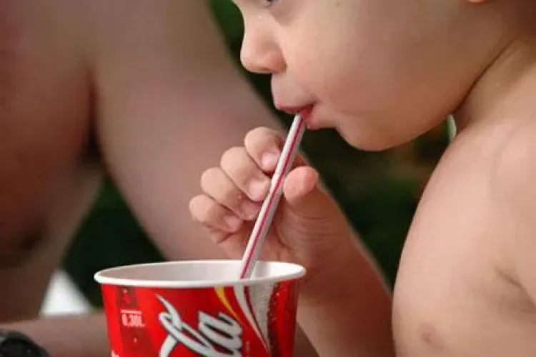 Medic nutriționist: Nu interziceţi copiilor de tot Coca-Cola şi fast-food