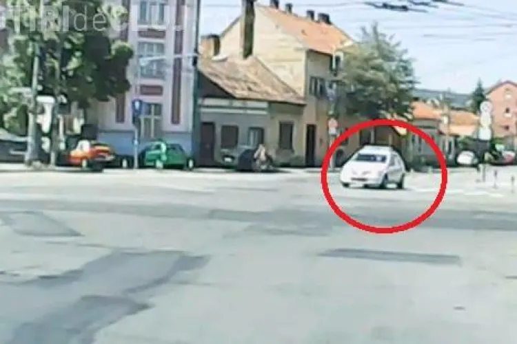 Banda exclusivistă de circulație a Poliției Cluj îi enervează pe șoferi - VIDEO