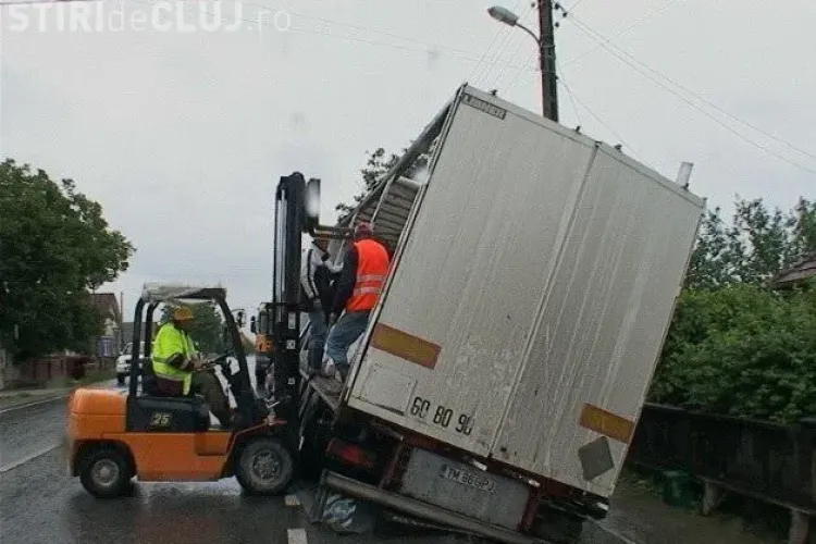 TIR răsturnat la Mănășturel. Un autotren cu ciment a ajuns în șanț - VIDEO