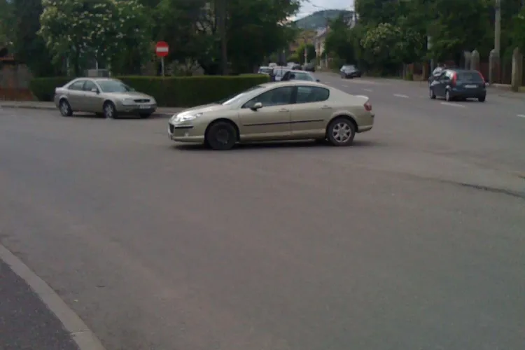 Parcare cu TUPEU de nota 10. În mijlocul intersecției - FOTO