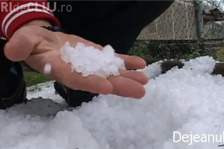 Strat de 30 de centimetri de grindină într-un sat clujean VIDEO