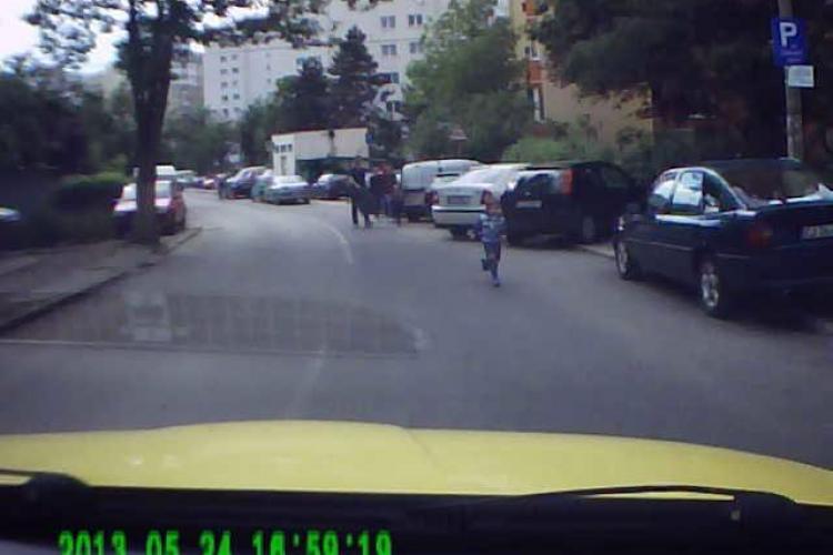Mănășturenii se plimbă ca și ”caprele” pe stradă. Un copil a fost lăsat să fugă printre mașini - VIDEO