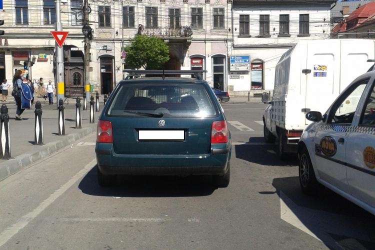 Traficul blocat în centrul Clujului de o mașină parcată în stradă FOTO