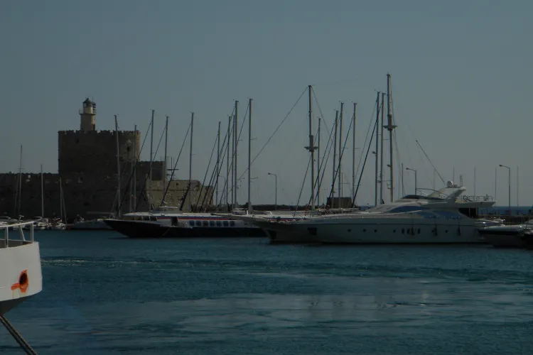 Vrei să scapi de ploaia de la Cluj? În 2 ore zbori în Rodos, insula Soarelui, în care ploaia nu te "ajunge niciodată" și amintirile sunt pe viață