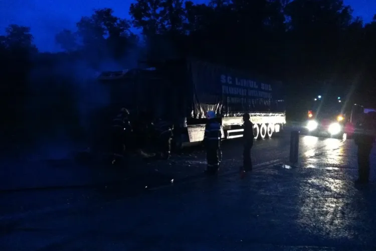 Un camion a luat foc pe Centura Vâlcele Apahida - FOTO