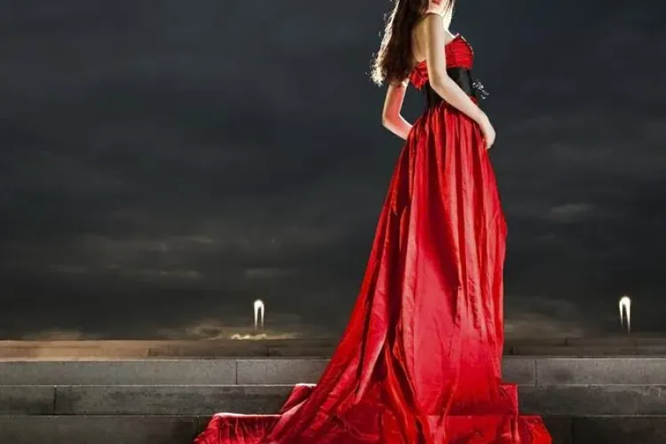 De ce se îmbracă femeile în roșu?