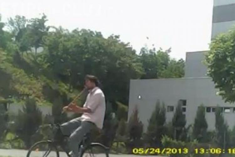 Merge pe bicicletă și cântă la fluier - Clujenii au TALENT cu carul - VIDEO 