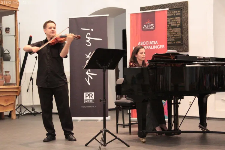 Un pilot de avion din Cluj cântă la vioară pentru copiii cu handicap mintal - FOTO