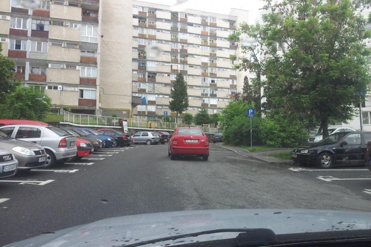 Un nou șofer nesimțit în Mănăștur! A parcat în mijlocul străzii - FOTO
